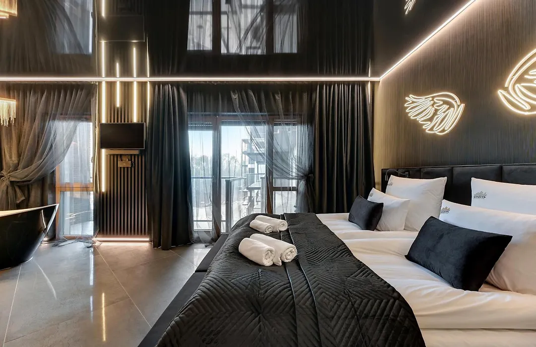 Hollywood Jacuzzi Suite at Nadmotławie by Downtown Apartments-1