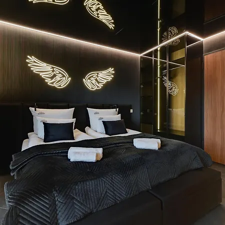 Hollywood Jacuzzi Suite at Nadmotławie by Downtown Apartments-2